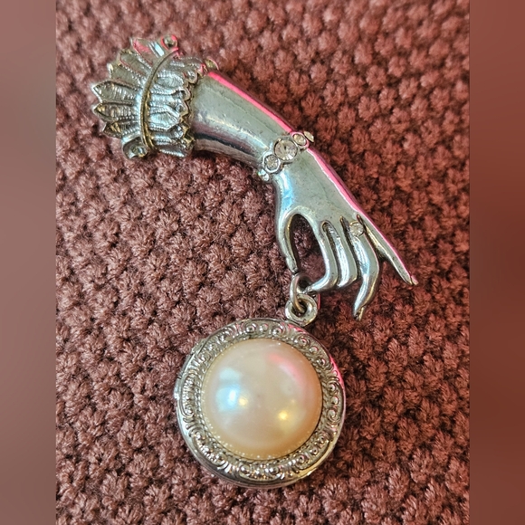 Beautiful Vintage Costume Lady Hand Jewelry Brooch - Picture 1 of 4